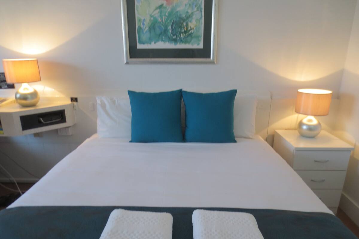 Standaard kamer, 1 queensize bed (Room 7) | Een strijkplank/strijkijzer, gratis wifi, beddengoed