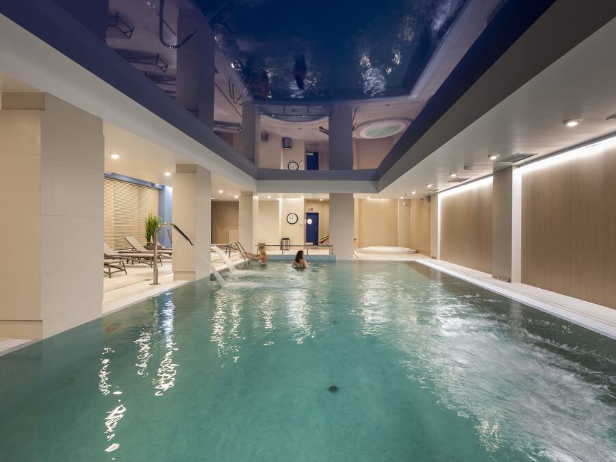 Una piscina techada