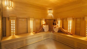 Salas de tratamiento para parejas, un sauna, baño turco
