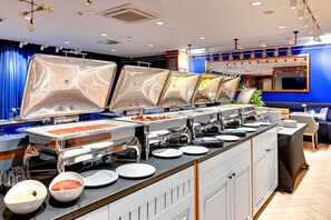 Daily buffet breakfast (PLN 65 per person)