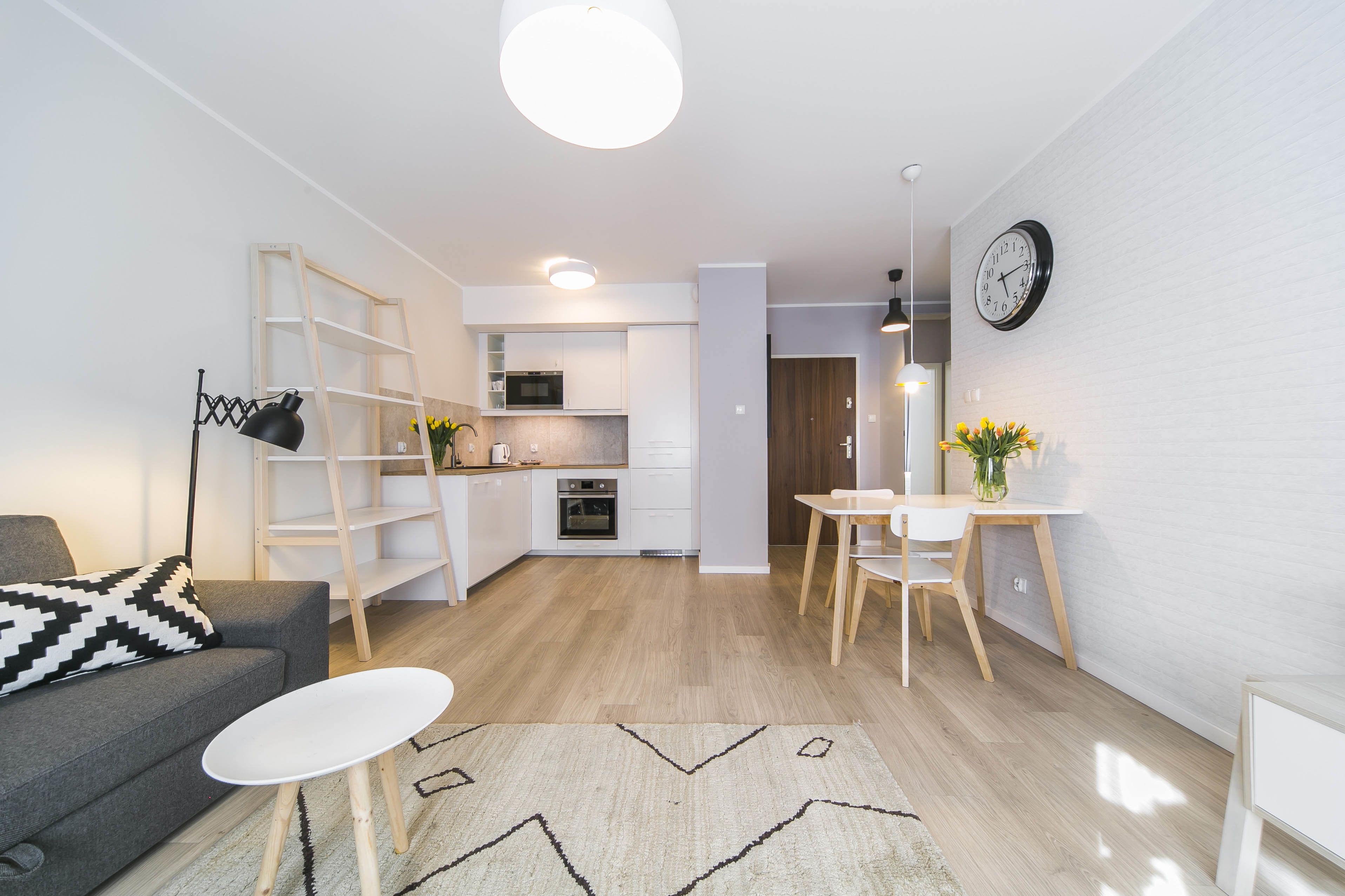 Egy modern apartman, amely nappaliból, étkezőből és konyhából áll.