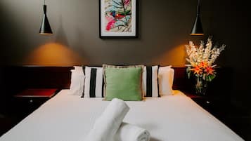 Deluxe King Room | Minibar, desk, iron/ironing board, free WiFi