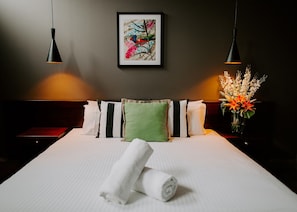 Phòng Deluxe, 1 giường cỡ king | Minibar, bàn, bàn ủi/dụng cụ ủi quần áo