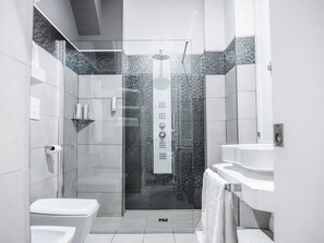Deluxe Room | Bathroom | Hydromassage showerhead, designer toiletries, hair dryer, slippers - Domus Tacito Luxury (Rome)