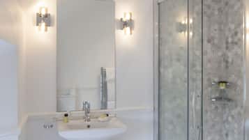 Superior Double or Twin Room | Bathroom | Shower, free toiletries, hair dryer, towels