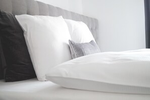 Safe på rommet, skrivebord, lydisolert og strykejern/-brett