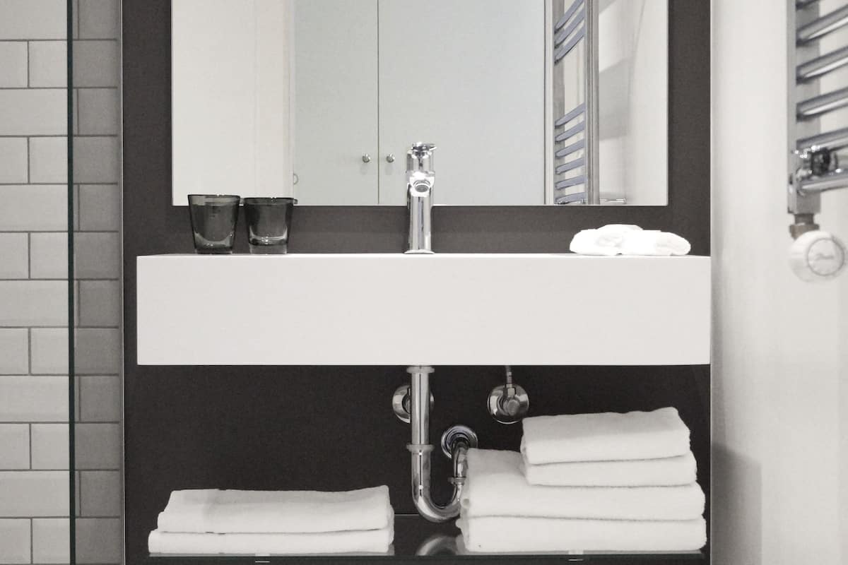 free toiletries, towels