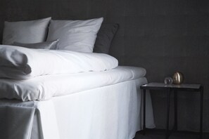 In-room safe, desk, soundproofing, iron/ironing board - Hotel Bella Italia (Sønderborg)