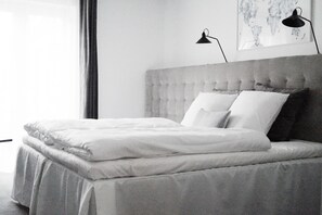 Zimmersafe, Schreibtisch, schallisolierte Zimmer, Bügeleisen/Bügelbrett