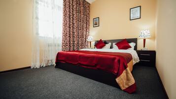 Dobbeltrom – standard | Sengetøy av topp kvalitet, safe på rommet og skrivebord