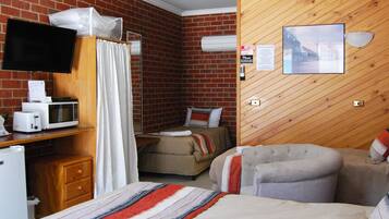 Family | Iron/ironing board, free WiFi, bed sheets
