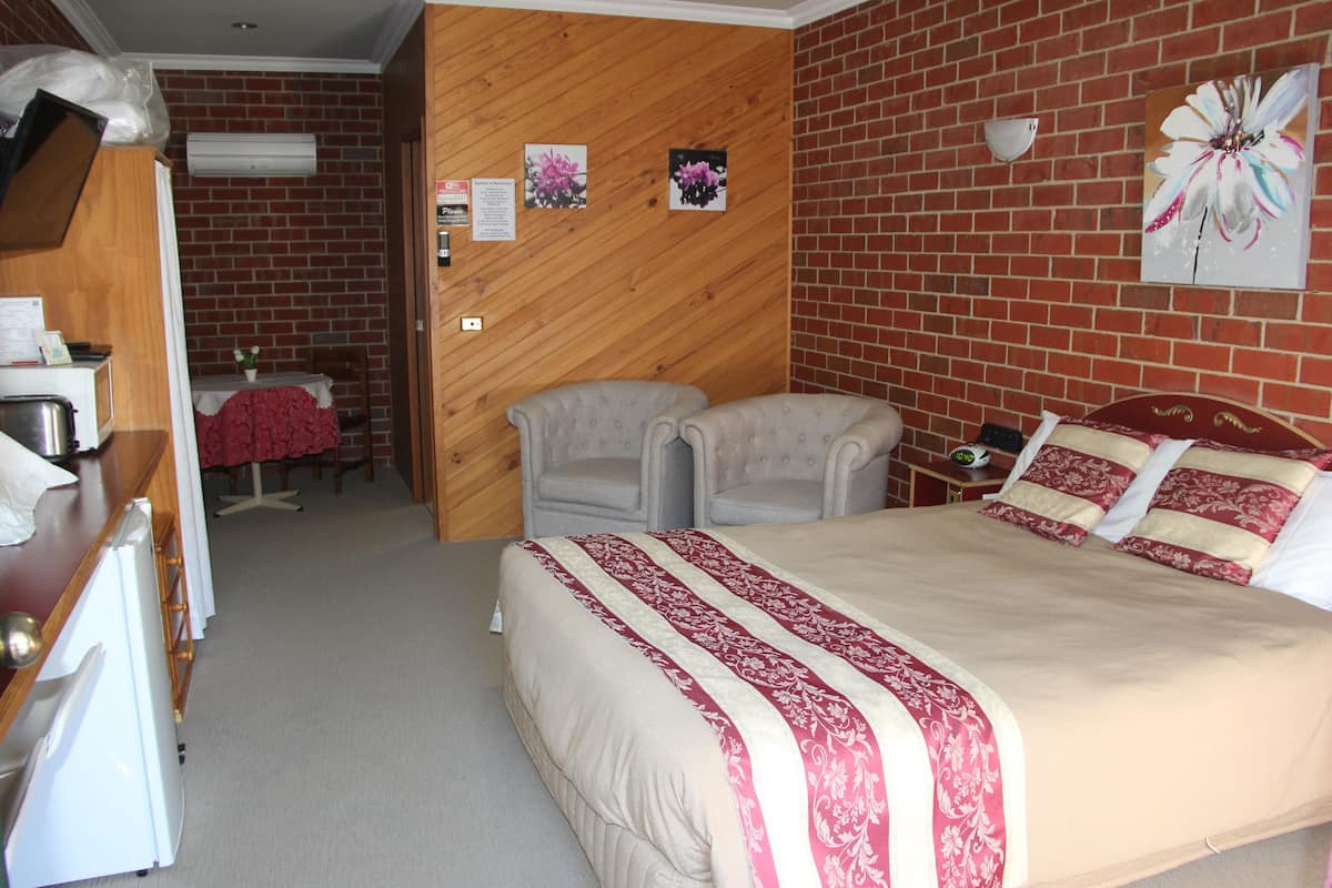 Queen | Iron/ironing board, WiFi (free), bed sheets