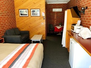 Iron/ironing board, free WiFi, bed sheets