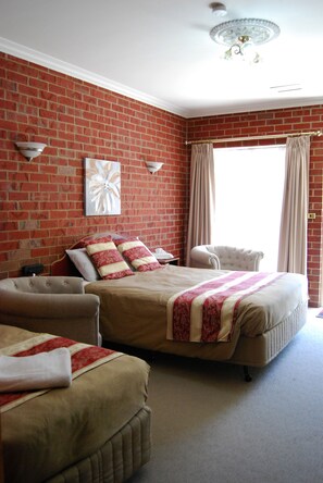 Twin | Iron/ironing board, free WiFi, bed sheets - The Elms Motor Inn (Tumut)