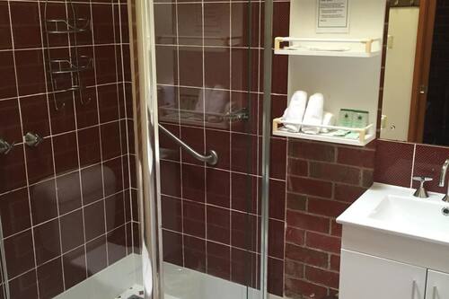 Shower, rainfall showerhead, free toiletries, towels