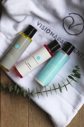 Chuveiro, produtos de toalete grátis, secador de cabelo 