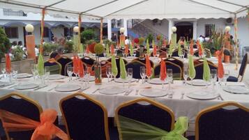 Se sirven desayunos, almuerzos y cenas; cocina local e internacional