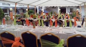 Café da manhã, almoço e jantar; local e internacional