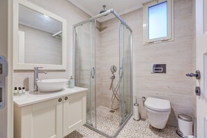 Kostenlose Toilettenartikel, Haartrockner, Hausschuhe, Handtücher
