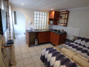 Family Apartment | Premium bedding, iron/ironing board, free WiFi - Daisy Lodge (Durban)