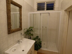 Zimmer, 1 Queen-Bett | Badezimmer