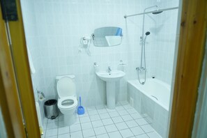 Bathtub, free toiletries, hair dryer, towels