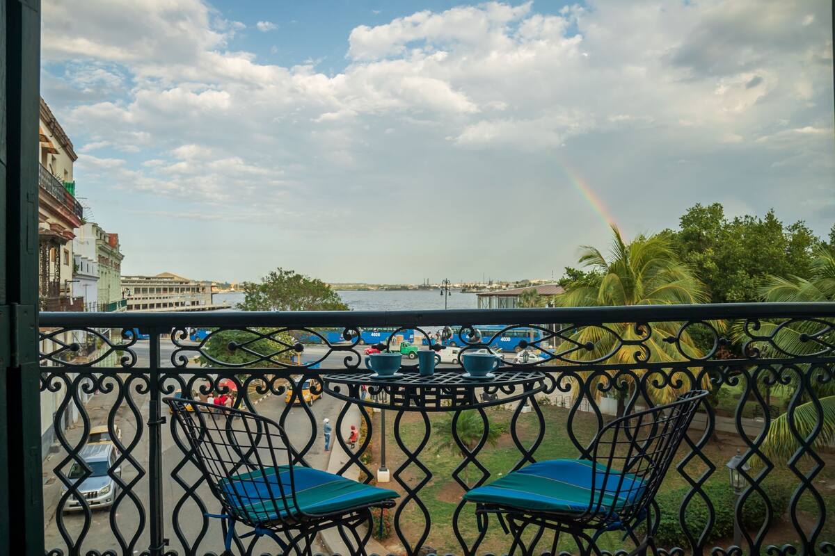 Executive-Loft, Buchtblick | Minibar, Zimmersafe, individuell dekoriert, individuell eingerichtet