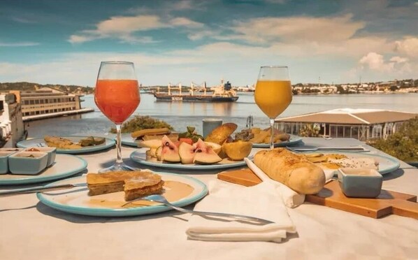 Tägliches kontinentales Frühstück (12 USD pro Person)