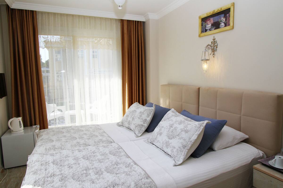 deluxe twin room, 2 single beds | in-room safe, free wifi