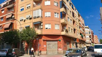 Vista frontal de la propiedad