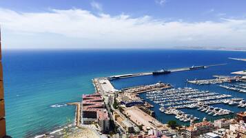En la playa, playa de arena blanca y camas de playa (con cargo)