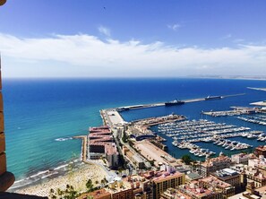 Trên bãi biển, cát trắng, nhà lều trên biển, ghế dài tắm nắng