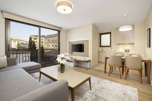 Standaard suite, 1 slaapkamer, uitzicht op de stad | 1 slaapkamer, luxe beddengoed, bedden met traagschuimmatrassen