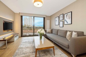 Een 40-inch smart-tv met satellietzenders, televisie en een mp3-dock