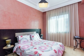 Appartamento City, 2 camere da letto, vista piscina | 2 camere, biancheria da letto di alta qualità, copriletto in piuma