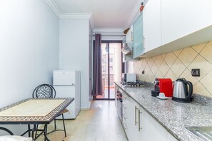 City Apartment, 2 Bedrooms, Pool View | Private kitchen