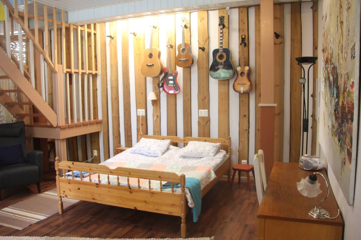 Chambre Quadruple, salle de bains privée (Makasiinin tornilla varustettu huone) | Bureau, lits bébé (gratuits), lits pliants/supplémentaires