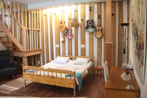 Quadruple Room, Private Bathroom (Makasiinin tornilla varustettu huone) | Desk, free cots/infant beds, rollaway beds, free WiFi