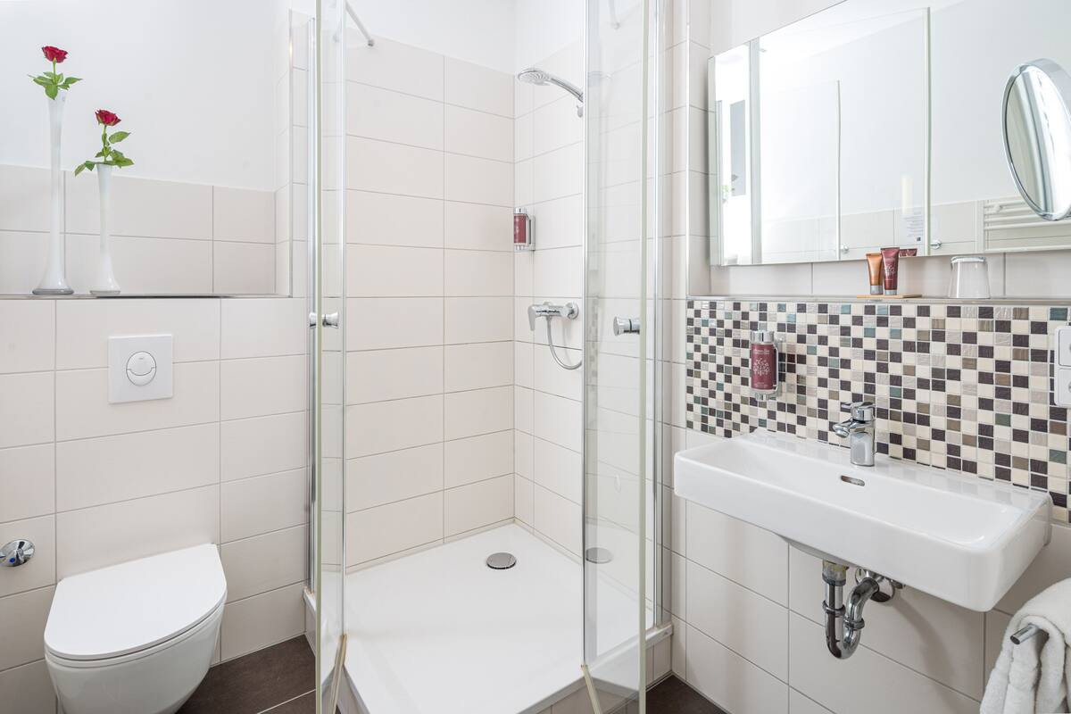 deep-soaking bathtub, towels