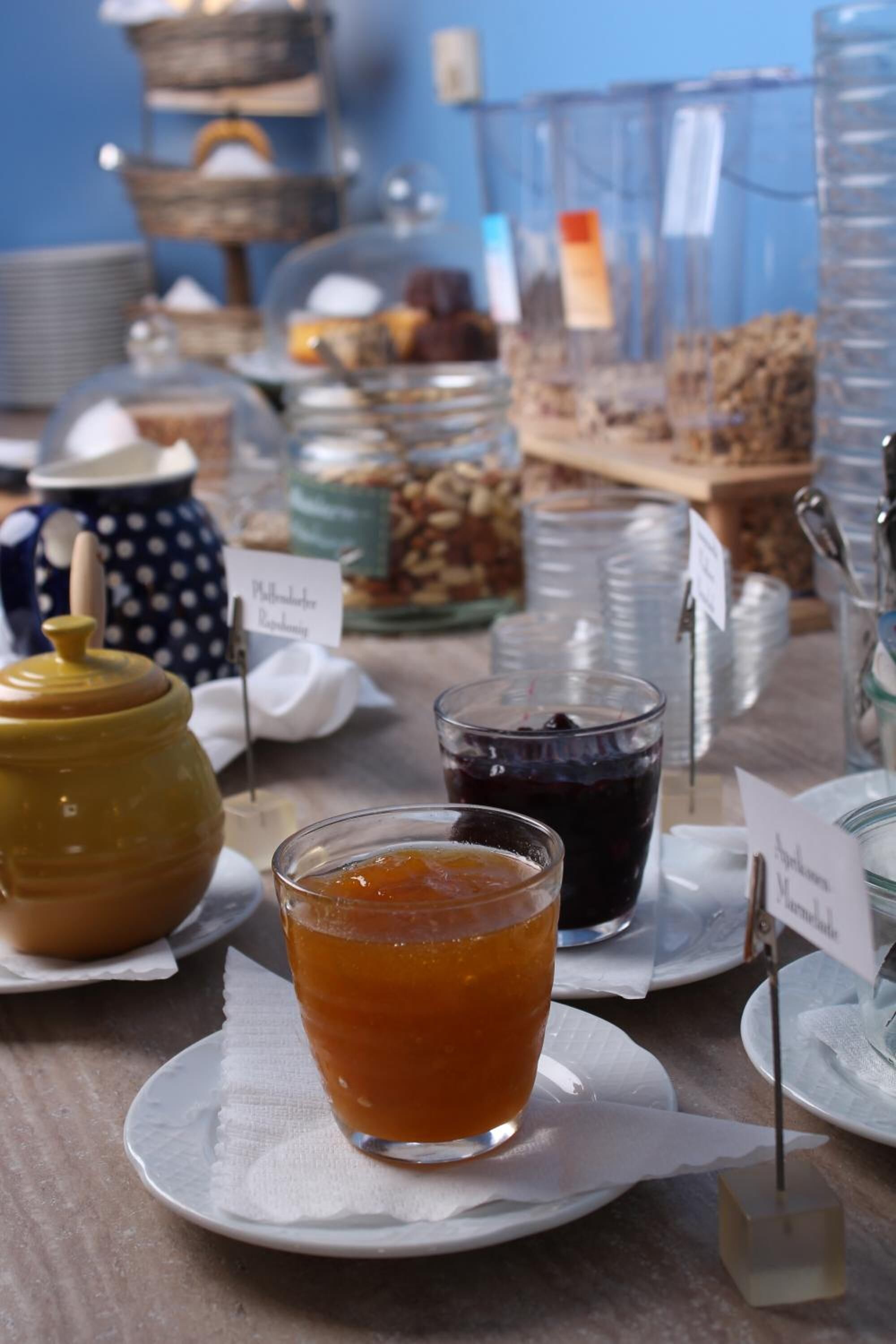 Un bufé de desayuno con diversas opciones de comida y bebidas.