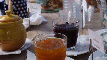 Un bufé de desayuno con diversas opciones de comida y bebidas.