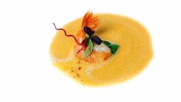 Ein Gericht mit Garnelen, Salat und Soße.