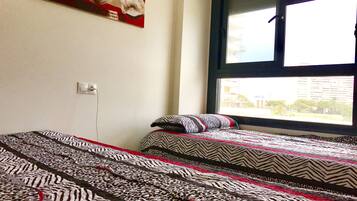 อพาร์ทเมนท์สำหรับครอบครัว, 2 ห้องนอน, ระเบียง, เห็นวิวทะเลบางส่วน | 2 ห้องนอน, โต๊ะทำงาน, ผ้าม่านกันแสง, เตารีด/โต๊ะรีดผ้า