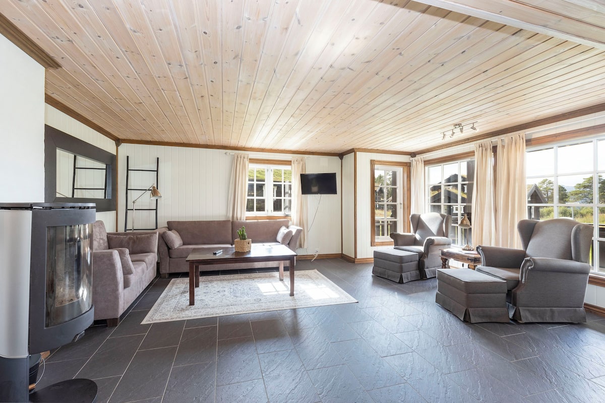 Apartment, 3 Bedrooms, Location Holtardalen | Living area | 24-inch flat-screen TV with cable channels, TV, fireplace
