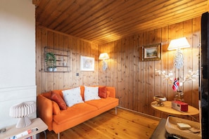 Deluxe Apartment, 3 Bedrooms, Slope side, Location Tiur | Wohnbereich | 24-Zoll-Flachbildfernseher mit Kabelempfang, Fernseher, Kamin