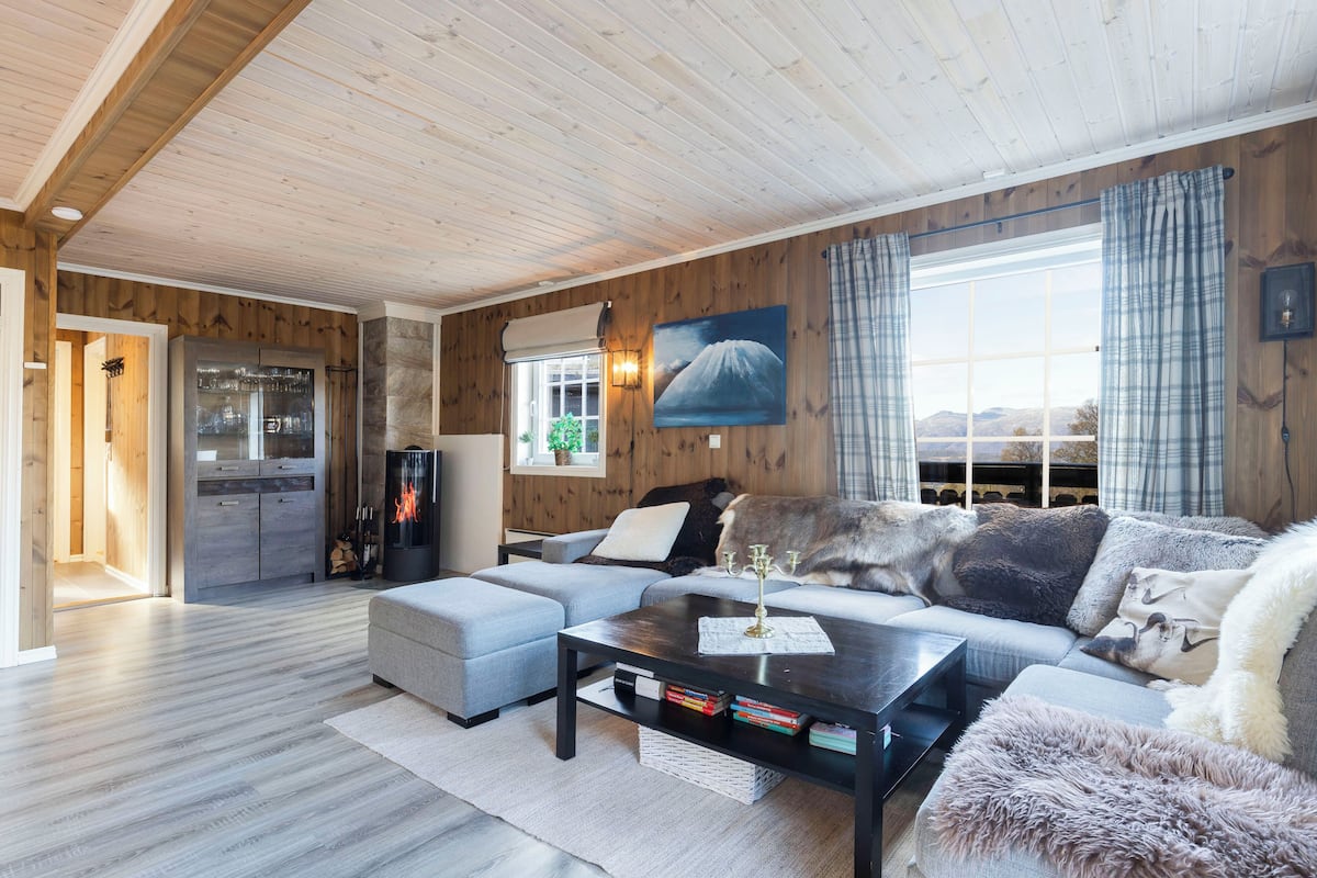 Vesle Holtar 48 - Cabin 7-8 pers - Location Holtardalen | บริเวณนั่งเล่น | ทีวีจอแบน 24 นิ้ว พร้อมช่องเคเบิล, ทีวี