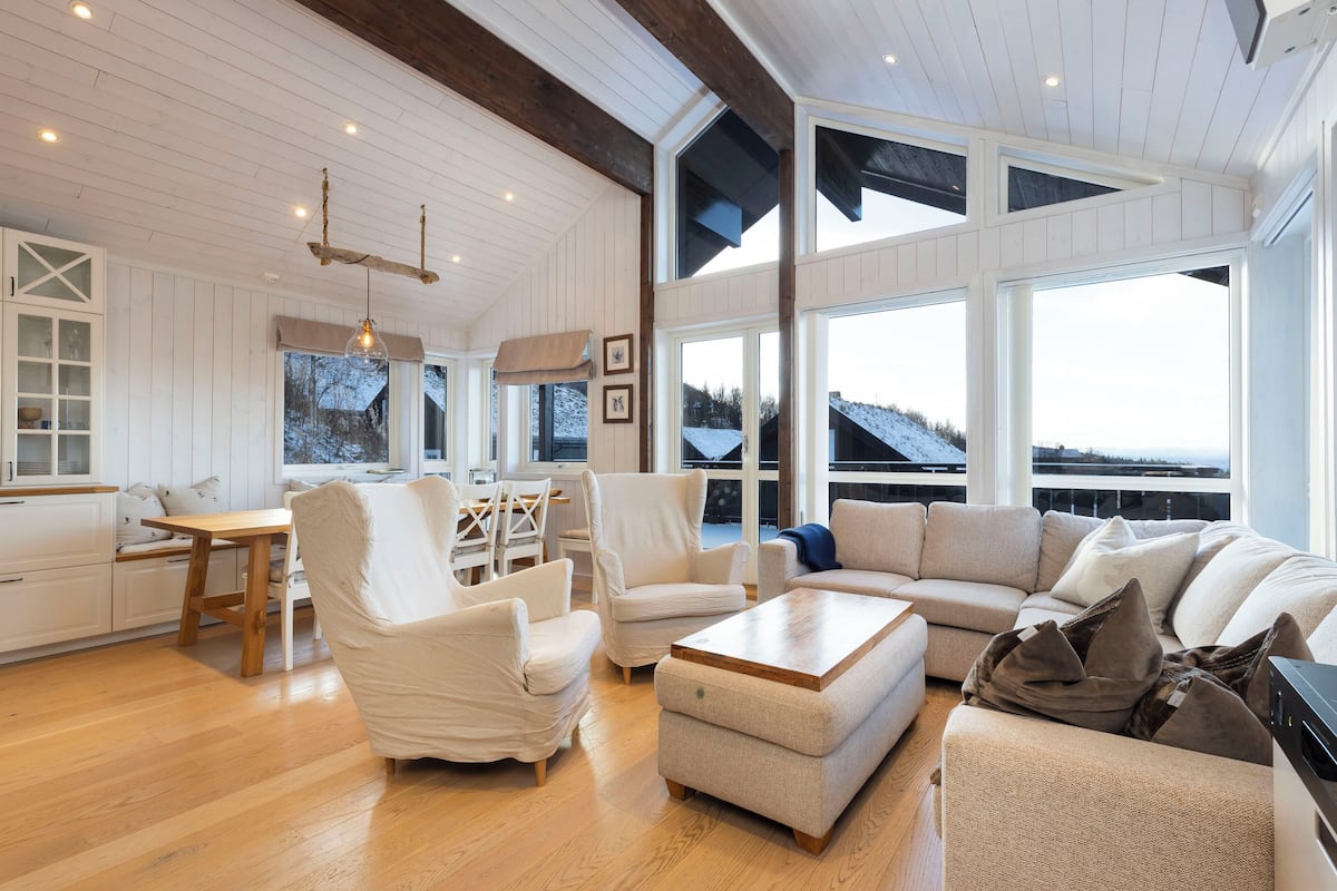 Vesle Holtar 29 - Cabin 6 pers - Location Holtardalen | บริเวณนั่ง  เล่น | ทีวีจอแบน 24 นิ้ว พร้อมช่องเคเบิล, ทีวี