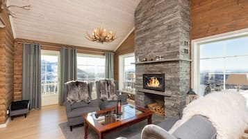 Huisje, 5 slaapkamers, huisdieren niet toegestaan, aan piste | Woonruimte | Een 24-inch flatscreentelevisie met kabelzenders en televisie