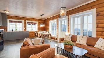 Cabin, 4 Bedrooms, Sauna, Mountain View, Location Vierli | Free WiFi, bed sheets