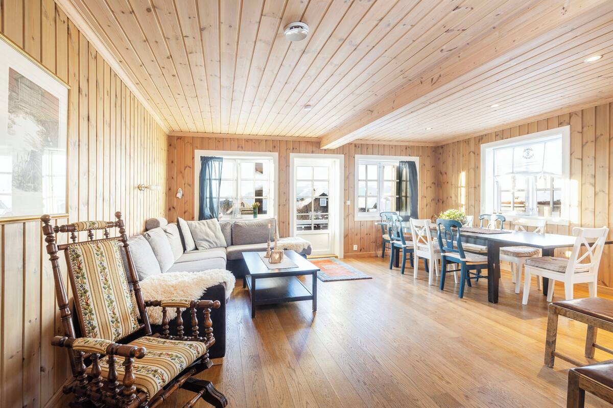 Akebakken 5 - Cabin 10 pers - Location Holtardalen | บริเวณนั่งเล่น | ทีวีจอแบน 24 นิ้ว พร้อมช่องเคเบิล, ทีวี